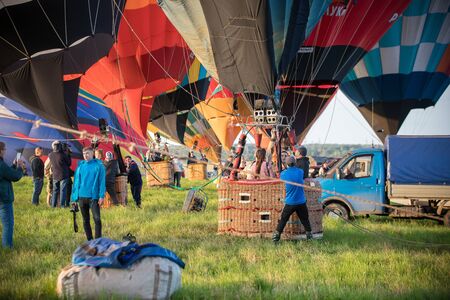 18-07-2019 Pereslavl-Zalessky, Russia: workers about to launch balloons in the airのeditorial素材