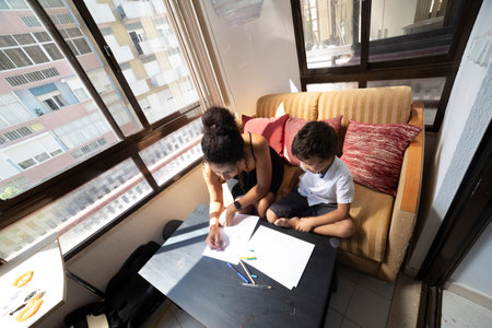Mother and child engaging in creative drawing activityの写真素材