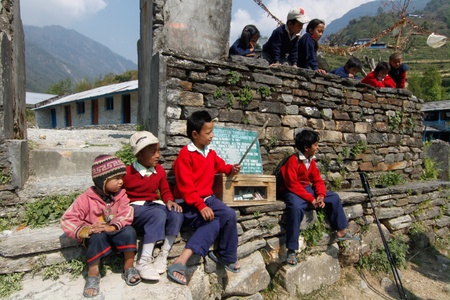 children along the way to Annapurna base campの素材
