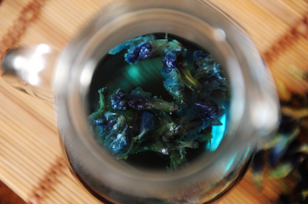 Blue Thai tea anchan brewed in a glass jar. Top view, close-upの写真素材