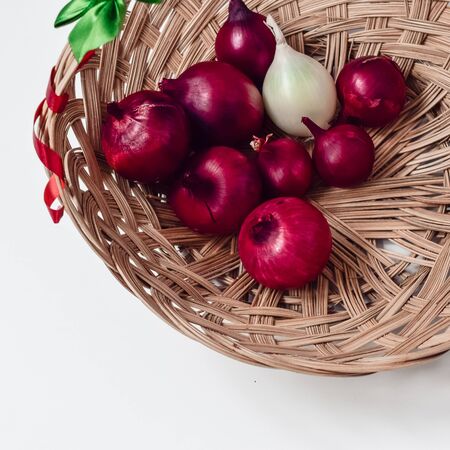 red onion and white onion wicker basketの写真素材