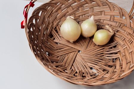red onion and white onion wicker basketの写真素材