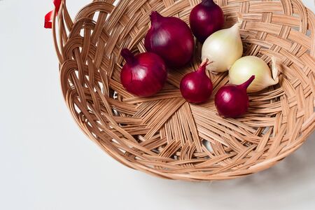 red onion and white onion wicker basketの写真素材