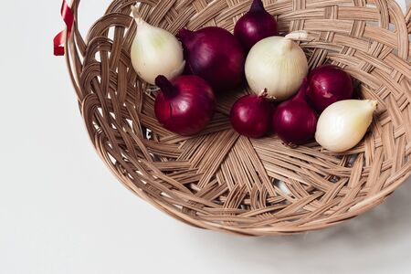 red onion and white onion wicker basketの写真素材
