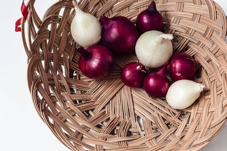 red onion and white onion wicker basketの写真素材