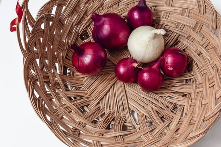 red onion and white onion wicker basketの写真素材