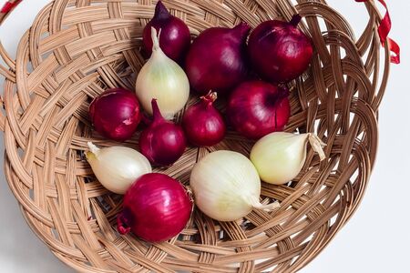 red onion and white onion wicker basketの写真素材