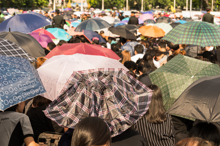 The people sitting in the Sun parasol is hot.のeditorial素材