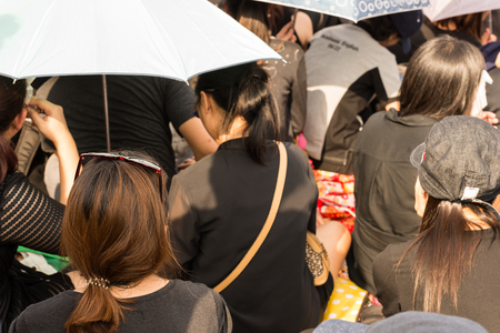 The people sitting in the Sun parasol is hot.のeditorial素材