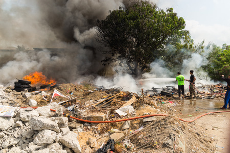 Nonthaburi, Thailand - March 11, 2017 : Firemen fighting the fire at wilderness area in Thailandのeditorial素材