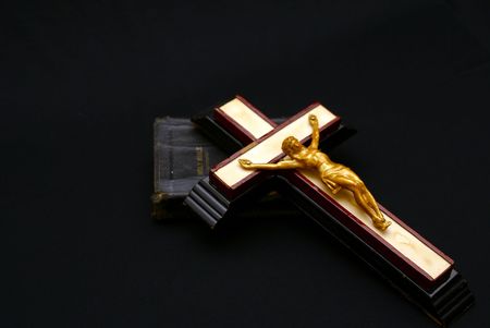 stark full color i mage of an old crucifix laying on top of an ancient leatherbound bibleの写真素材