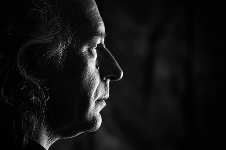 Black and white profile portrait of older white male with side lighting.の写真素材