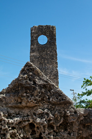 A view of the towering hand carved rock telescope at coral castle in florida の写真素材