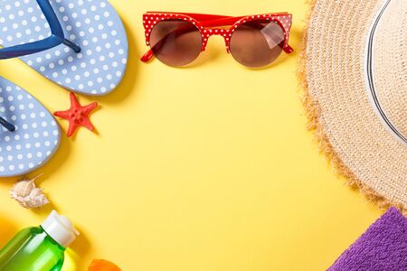 Summer vacation background with copy space. Flat lay photo on color table, travel concept. Free...