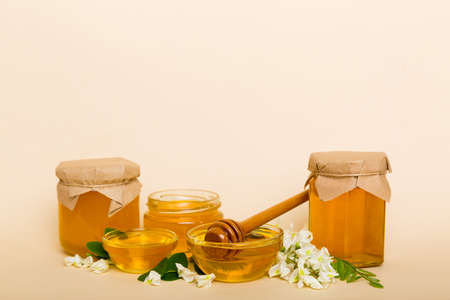 robinia honey bollte with acacia blossoms on colored table.の写真素材