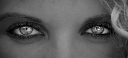 look at me in the eyes の写真素材