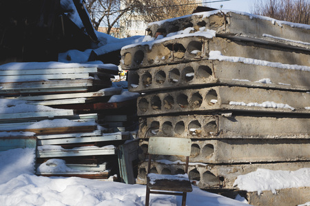 Old concrete ceilings, set by the post after the demolition of the dilapidated dilapidated house. Dismantling of old housing, repair
.の写真素材
