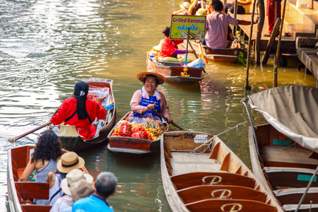Ratchaburi ,Thailand- March 20 2016 : Damnoen Saduak Floating Market, tourists visiting by boat, located in Ratchaburi, Thailand.のeditorial素材