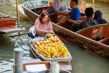 RATCHABURI, THAILAND - MARCH 20 : Local vendors selling goods at Damnoen Saduak Floating Market near Bangkok in Thailand on March 20, 2016. Damnoen Saduak is a very popular tourist attraction.のeditorial素材