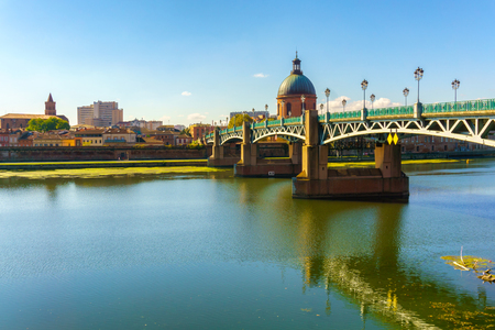 The Saint-Pierre bridge passes over the Garonne and it was completely rebuilt in 1987 in Toulouse, Haute-Garonne, Midi Pyrenees, southern France.の写真素材