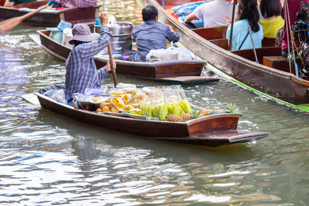 Damnoen Saduak floating market in Ratchaburi near Bangkok, Thailandの写真素材