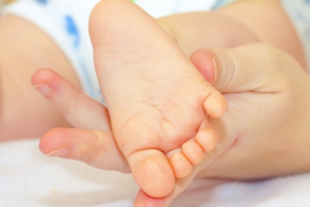 detail of newborn's feet in mother's handの写真素材