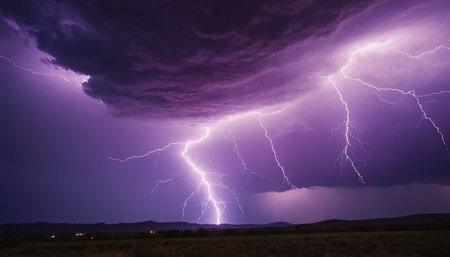 Lightning strikes in the night sky over the Arizona prairie.の素材