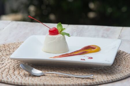 Creme panna cota pudding souffle flan sweet dessertの写真素材