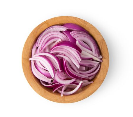 red onion slice in wood bowl isolated on white background. top viewの写真素材