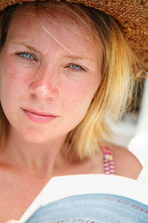 Woman reading in sunhatの写真素材