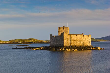 Kisimul Castle (Scottish Gaelic: Caisteal Chiseamail), also spelt Kiessimul Castle or Chisimul Castle, is a small medieval castle located in the centre of Castlebay on Barra, an island of the Outer Hebrides, Scotland.のeditorial素材