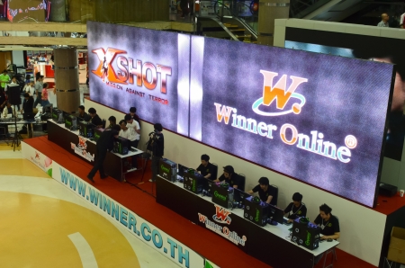 BANGKOK - 1 SEP 2012 - An unidentified two teams prepare to fight each other on the stage. Winner E-Sport 2012, at 3rd floor of Fortune Town shopping mall.のeditorial素材