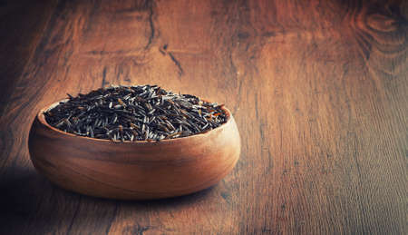 wild rice in a wooden bowlの写真素材