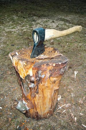 Axe splitting wood blockの写真素材