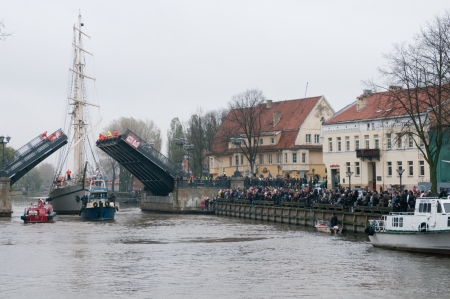 KLAIPEDA, LITHUANIA  NOVEMBER 10: Klaipeda city symbol barquentine "Meridianas" passes  the first drawbridge on the way to the major overhaul  as crowd greets her passage on November 10, 2012 in Klaipeda.のeditorial素材