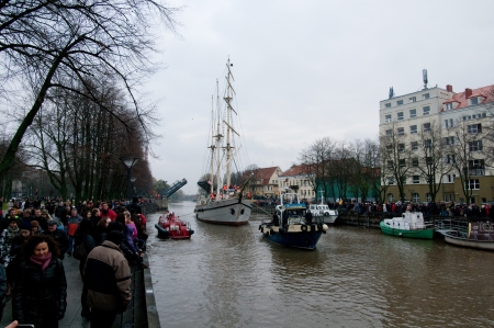 KLAIPEDA, LITHUANIA  NOVEMBER 10: Klaipeda city symbol barquentine "Meridianas"  tugged on the way to the major overhaul  on November 10, 2012 in Klaipeda.のeditorial素材