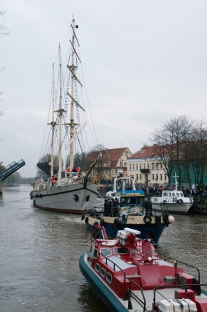 KLAIPEDA, LITHUANIA  NOVEMBER 10: Klaipeda city symbol barquentine "Meridianas"  and tugboats on the way to the major overhaul  on November 10, 2012 in Klaipeda.のeditorial素材