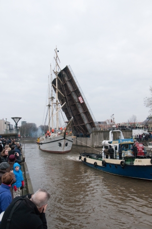 KLAIPEDA, LITHUANIA  NOVEMBER 10: crowd looks how Klaipeda city symbol barquentine "Meridianas" passes under the second drawbridge on her way to the major overhaul  on November 10, 2012 in Klaipeda.のeditorial素材