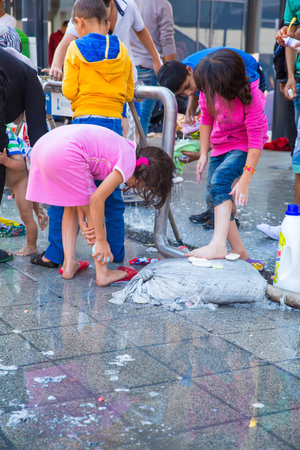 BUDAPEST, HUNGARY - SEPTEMBER 04: Refugee children access fresh water at the eastern Train Station Keleti Palyudvar on September 04, 2015 in Budapest, Hungary.のeditorial素材