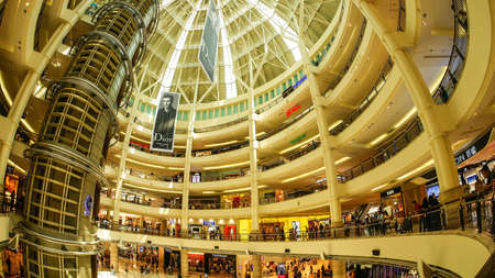 KUALA LUMPUR, MALAYSIA - MARCH 30, 2016: View of customers in the Suria shopping mall on March 30, 2016 in Kuala Lumpur, Malaysia.のeditorial素材
