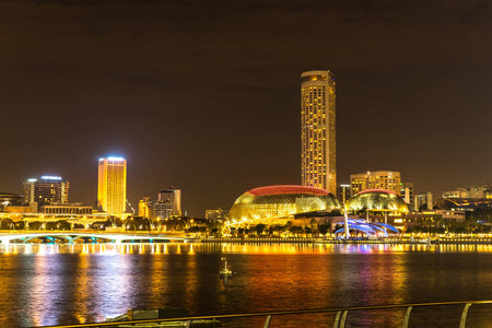 SINGAPORE - FEBRUARY 15: View of the skyline of the bay at night on February 15, 2016 in Singapore, Singapore.のeditorial素材