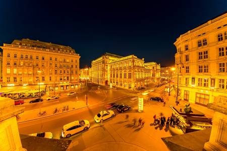 View of the Vienna State Opera during sunsetのeditorial素材