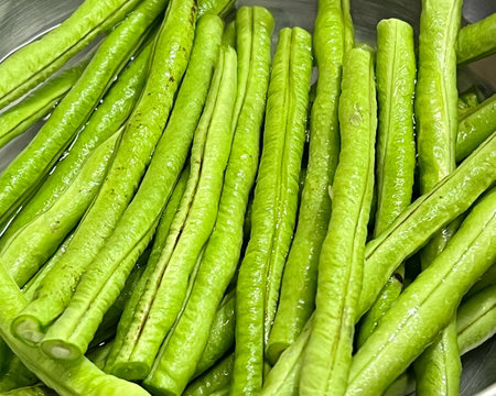 a photography of a bowl of green beans with water on top.