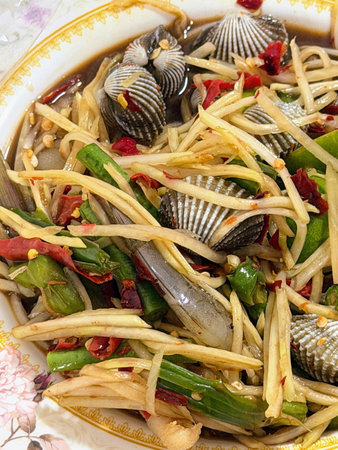 A photography of a bowl of noodles with clamsの写真素材