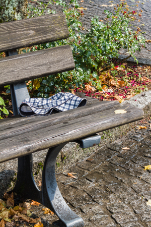 hat on benchの写真素材