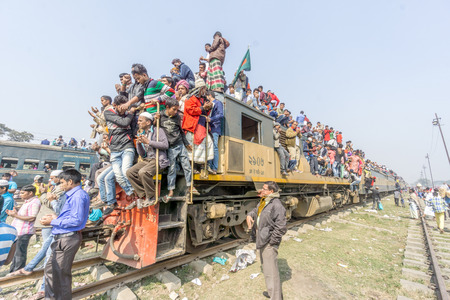 Dhaka, Bangladesh - January 15, 2017: Unindentified muslims are returning home from  bishwa ijtema at Tongi, dhaka, Bangladesh.のeditorial素材