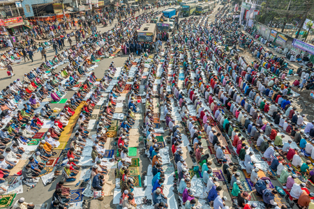 Dhaka, Bangladesh - January 13, 2017: Unindentified muslims are attending biswa ijtema at Tongi, dhaka, Bangladesh.のeditorial素材