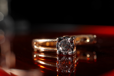 A ring of gold with a diamond closeup.の写真素材
