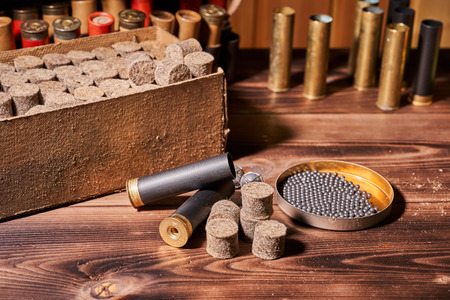Hunting equipment for making cartridges on a wooden table.