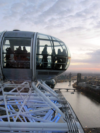 People riding on the London Eye, London, Englandの素材